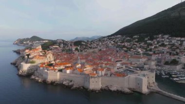 Hırvatistan 'ın Dubrovnik kentinin sabah güneşinde çekilen panoramik klibi, Adriyatik deniz kıyısında antik kent duvarlarıyla çevrili kırmızı çatıları ve dar sokakları olan eski bir kasaba