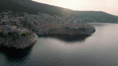 Hırvatistan 'ın Dubrovnik kentinin sabah güneşinde çekilen panoramik klibi, Adriyatik deniz kıyısında antik kent duvarlarıyla çevrili kırmızı çatıları ve dar sokakları olan eski bir kasaba