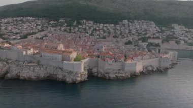 Hırvatistan 'ın Dubrovnik kentinin sabah güneşinde çekilen panoramik klibi, Adriyatik deniz kıyısında antik kent duvarlarıyla çevrili kırmızı çatıları ve dar sokakları olan eski bir kasaba