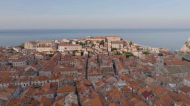 Hırvatistan 'ın Dubrovnik kentinin sabah güneşinde çekilen panoramik klibi, Adriyatik deniz kıyısında antik kent duvarlarıyla çevrili kırmızı çatıları ve dar sokakları olan eski bir kasaba