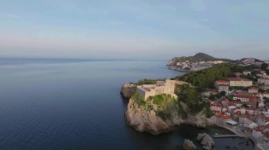 Hırvatistan 'ın Dubrovnik kentinin, Adriyatik deniz kıyısındaki antik kent duvarlarıyla çevrili havadan çekilmiş bir videosu. Fort Lovrijenac Manzarası (St. Lawrence Kalesi).