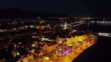 Adriyatik kıyısındaki eski Trogir kasabasının panoramik insansız hava aracı videosu. Güzel, aydınlık gezinti güvertesi.