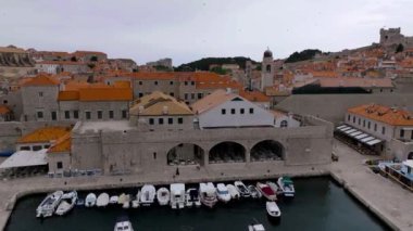 Hırvatistan 'ın Adriyatik kıyıları üzerinde kırmızı çatıları olan Dubrovnik eski kenti, kuleleri, dar taş sokakları ve binaları gösteren muhteşem panoramik video.