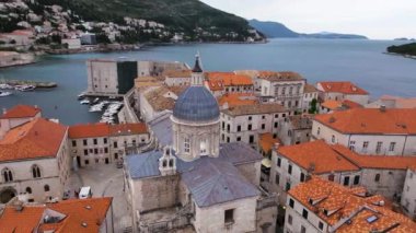 Hırvatistan 'ın Adriyatik kıyıları üzerinde kırmızı çatıları olan Dubrovnik eski kenti, kuleleri, dar taş sokakları ve binaları gösteren muhteşem panoramik video.