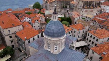 Hırvatistan 'ın Adriyatik kıyıları üzerinde kırmızı çatıları olan Dubrovnik eski kenti, kuleleri, dar taş sokakları ve binaları gösteren muhteşem panoramik video.