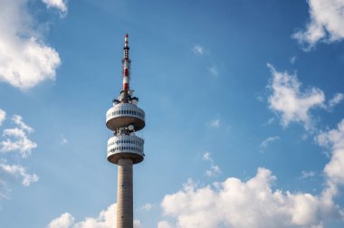 Mavi gökyüzü önünde güzel bulutlar, Pamporovo tatil beldesi Snezhanka Tepesi 'ndeki Snezhanka TV kulesi, Rhodopi Dağları, Bulgaristan