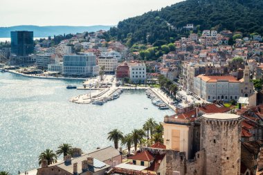 Eski kasaba ve kırmızı çatılı binalar, ana gezinti alanı, Adriyatik sahil kıyısı, Hırvatistan 'daki tekneli marina ile pitoresk Split kentinin havadan panoramik manzarası.