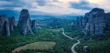 Rousanou manastırı, St Nicholaos Anapafsas manastırı ve Yunanistan 'ın Kastraki kenti yakınlarındaki Varlaam manastırının inanılmaz panoramik manzarası..