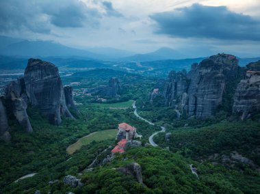 Rousanou manastırı, St Nicholaos Anapafsas manastırı ve Yunanistan 'ın Kastraki kenti yakınlarındaki Varlaam manastırının inanılmaz panoramik manzarası..