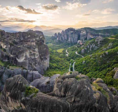 Günbatımının altın saatinde Rousanou Manastırı, Aziz Nicholas Anapafsas Manastırı ve Yunanistan 'ın Kastraki kenti yakınlarındaki Varlaam Manastırı' nın inanılmaz panoramik manzarası..