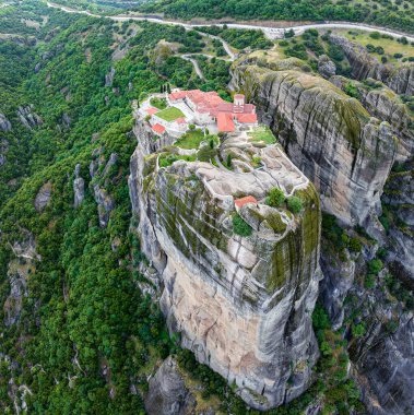 Yunanistan 'ın Kastraki kenti yakınlarındaki Meteora Vadisi' ndeki görkemli Holly Üçlemeci Manastırı ile muhteşem bir panoramik manzara.