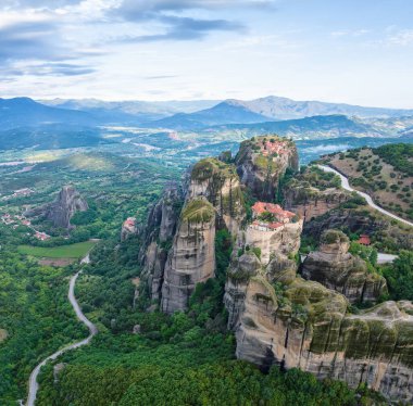 Yunanistan 'ın Kastraki kenti yakınlarındaki Meteora Vadisi' nde Varlaam Manastırı, Büyük Meteoron Manastırı ve St. Nikolaos Manastırı ile muhteşem panoramik manzara