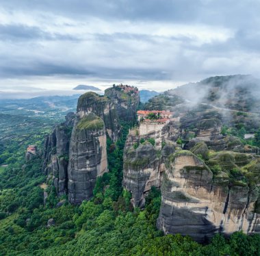Varlaam Manastırı, Büyük Meteoron Manastırı ve St. Nikolaos Manastırı ile Yunanistan 'ın Kastraki kenti yakınlarındaki Meteora Vadisi' nde sürünen sislerin arasında muhteşem bir panoramik manzara.