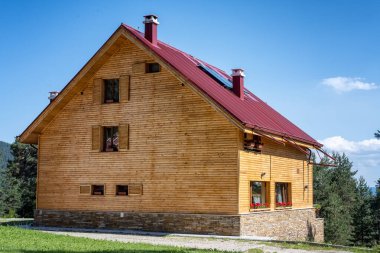 Bulgaristan 'ın Bansko kenti yakınlarındaki güzel bir dağ köyünde ahşap kaplamalı güzel bir tatil villası.