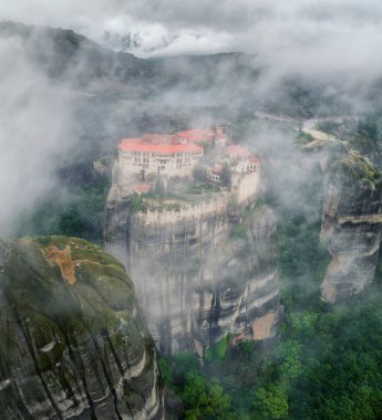 Yunanistan 'ın Kastraki kenti yakınlarındaki Meteora Vadisi' ndeki Varlaam Manastırı 'nın inanılmaz panoramik manzarası kalın bir sis tabakasıyla kaplıydı..