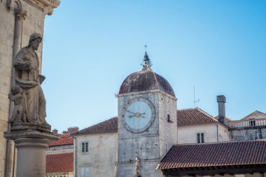 Trogir, Dalmaçya Sahili, Hırvatistan 'da Saat Kulesi' ne sahip Aziz Lawrence Heykeli