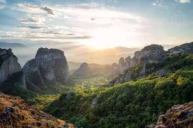 Günbatımının altın saatinde, Yunanistan 'ın Kastraki kenti yakınlarındaki batan güneşin arka planında, Meteora Vadisi' nin inanılmaz panoramik manzarası..