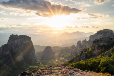 Günbatımının altın saatinde, Yunanistan 'ın Kastraki kenti yakınlarındaki batan güneşin arka planında, Meteora Vadisi' nin inanılmaz panoramik manzarası..