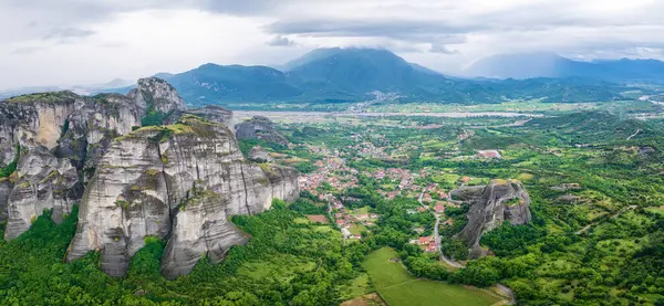 stock image Amazing panoramic view of the cliffs in the Meteora valley near Kastraki, Greece.