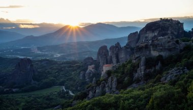 Günbatımının altın saatinde, Yunanistan 'ın Kastraki kenti yakınlarındaki batan güneşin arka planında, Meteora Vadisi' nin inanılmaz panoramik manzarası..