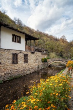 Gabrovo Bulgaristan yakınlarındaki Açık Hava Etnoğrafya Müzesi 'ndeki eski güzel evlerin muhteşem sonbahar manzarası. Tipik bir Bulgar Uyanış konutu. 