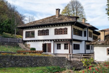 Gabrovo Bulgaristan yakınlarındaki Açık Hava Etnoğrafya Müzesi 'ndeki eski güzel evlerin muhteşem sonbahar manzarası. Tipik bir Bulgar Uyanış konutu. 