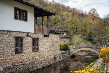 Gabrovo Bulgaristan yakınlarındaki Açık Hava Etnoğrafya Müzesi 'ndeki eski güzel evlerin muhteşem sonbahar manzarası. Tipik bir Bulgar Uyanış konutu. 