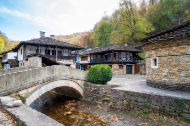 Gabrovo Bulgaristan yakınlarındaki Açık Hava Etnoğrafya Müzesi 'ndeki eski güzel evlerin muhteşem sonbahar manzarası. Tipik bir Bulgar Uyanış konutu. 