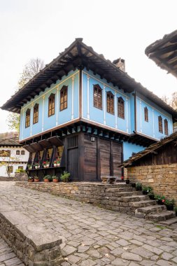 Gabrovo Bulgaristan yakınlarındaki Açık Hava Etnoğrafya Müzesi 'ndeki eski güzel evlerin muhteşem sonbahar manzarası. Tipik bir Bulgar Uyanış konutu. 