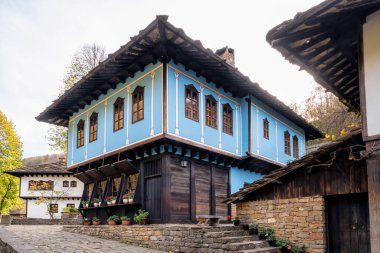 Gabrovo Bulgaristan yakınlarındaki Açık Hava Etnoğrafya Müzesi 'ndeki eski güzel evlerin muhteşem sonbahar manzarası. Tipik bir Bulgar Uyanış konutu. 