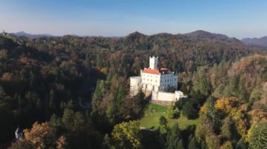 Hırvatistan 'ın kuzeyindeki Zagorje kentindeki görkemli eski Trakoscan kalesi ve gölünün insansız hava aracıyla geçen muhteşem sonbahar videosu