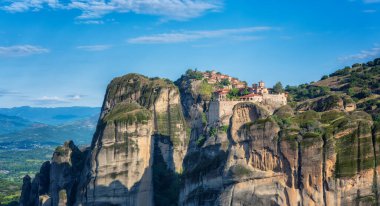 Yunanistan 'ın Kastraki kenti yakınlarındaki Meteora Vadisi' nde Varlaam Manastırı ve Büyük Meteoron Manastırı ile muhteşem panoramik manzara