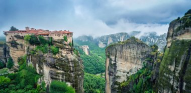 Yunanistan 'ın Kastraki kenti yakınlarındaki Meteora Vadisi' ndeki muhteşem Varlaam Manastırı 'nın muhteşem panoramik manzarası.
