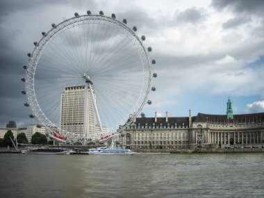 Thames Nehri 'nin kıyısındaki ünlü Londra Göz Dönme Dolabı manzarası, Londra, İngiltere.