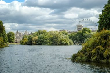 St. James 's Park Gölü ve Londra Gözü' nün fotoğrafı St. James 's Park, Londra, İngiltere' de.