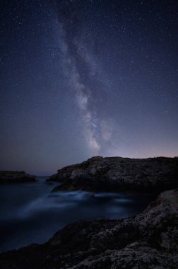 Karadeniz üzerinde Samanyolu. Bulgaristan 'ın Karadeniz üzerinde, Perseidler boyunca Samanyolu Galaksisi ile uzun süre açık kalan gece manzarası..