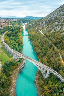 Solkan Köprüsü 'nün havadan görünüşü - Slovenya' nın batısındaki Nova Gorica yakınlarındaki Soca Nehri üzerindeki dünyanın en uzun taş kemerli demiryolu köprüsü.  