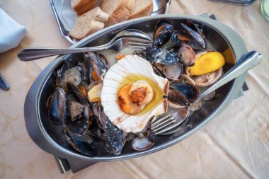 Slovenya 'nın başkenti Piran' da küçük bir restoranda servis edilen çeşitli türde sarımsak soslu lezzetli bir Akdeniz yemeği.