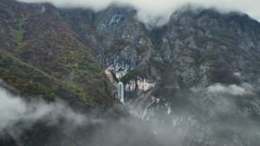 Boka Şelalesi 'nin (Boka Şelalesi) Bovec Slovenya yakınlarındaki Soca Nehri' ndeki inanılmaz klibi