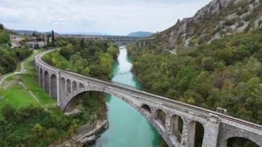 Solkan Köprüsü etrafındaki hava videosu - Slovenya 'nın batısındaki Nova Gorica yakınlarındaki Soca Nehri üzerindeki dünyanın en uzun taş kemerli demiryolu köprüsü.