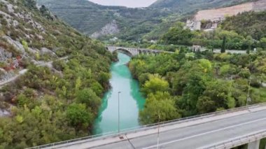 Solkan Köprüsü etrafındaki hava videosu - Slovenya 'nın batısındaki Nova Gorica yakınlarındaki Soca Nehri üzerindeki dünyanın en uzun taş kemerli demiryolu köprüsü.