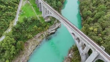 Solkan Köprüsü etrafındaki hava videosu - Slovenya 'nın batısındaki Nova Gorica yakınlarındaki Soca Nehri üzerindeki dünyanın en uzun taş kemerli demiryolu köprüsü.