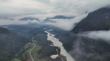 Slovenya 'nın batısındaki Julian Alpleri arasında yer alan alçak bulutlu Soca Nehri Vadisi' nin hava görüntüsü.
