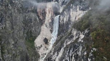 Boka Şelalesi 'nin (Boka Şelalesi) Bovec Slovenya yakınlarındaki Soca Nehri' ndeki inanılmaz klibi
