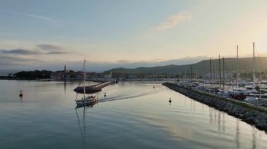 Güneşli bir sabahta, Slovenya 'nın Adriyatik Denizi' ndeki Izola kentinin manzaralı panoramik manzaralı insansız hava aracı videosu.
