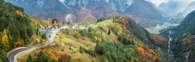 Slovenya 'nın Julian Alps kentindeki Strmec na Predelu adlı pitoresk dağ köyüyle muhteşem sonbahar manzarası.