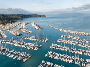 Slovenya 'nın Izola kentindeki marinada sıra sıra parkedilmiş yat ve teknelerin gündoğumunda panoramik canlı yayın.