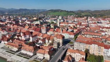 Maribor 'un köprüleri ve Slovenya' daki Drava nehri boyunca güzel kırmızı çatılı evleri olan eski kasabasının muhteşem panoramik videosu