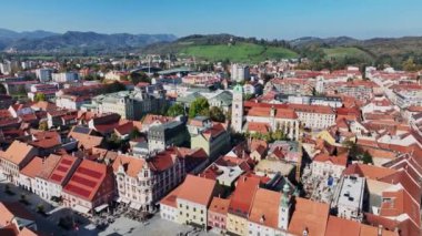 Maribor 'un köprüleri ve Slovenya' daki Drava nehri boyunca güzel kırmızı çatılı evleri olan eski kasabasının muhteşem panoramik videosu