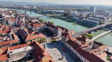 Maribor 'un köprüleri ve Slovenya' daki Drava nehri boyunca güzel kırmızı çatılı evleri olan eski kasabasının muhteşem panoramik videosu